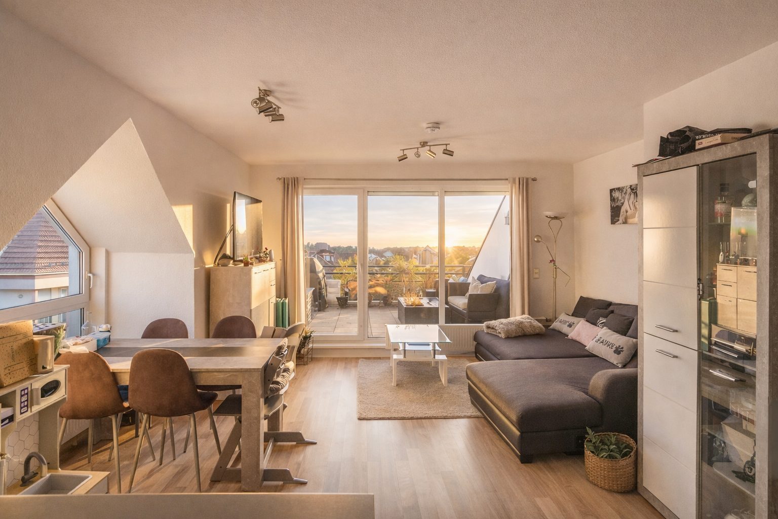 Moderne Maisonette: 3 Zimmer, Balkon & Stellplatz in Flörsheim am Main – Bild 3
