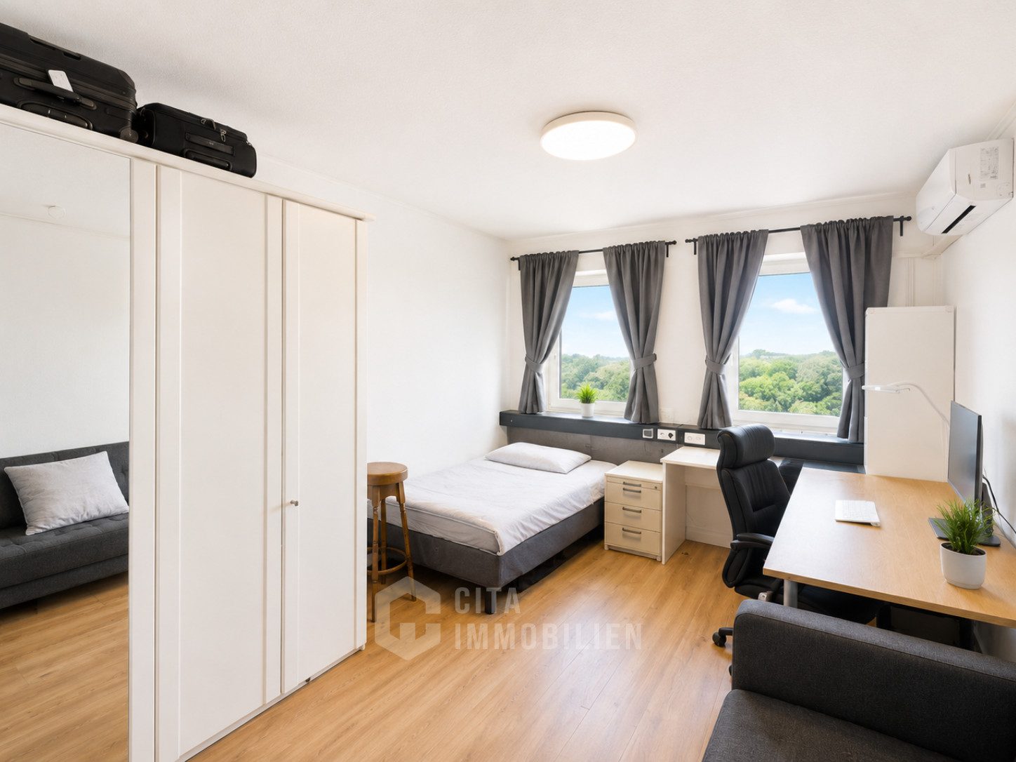 Wohnzimmer mit Arbeitsbereich