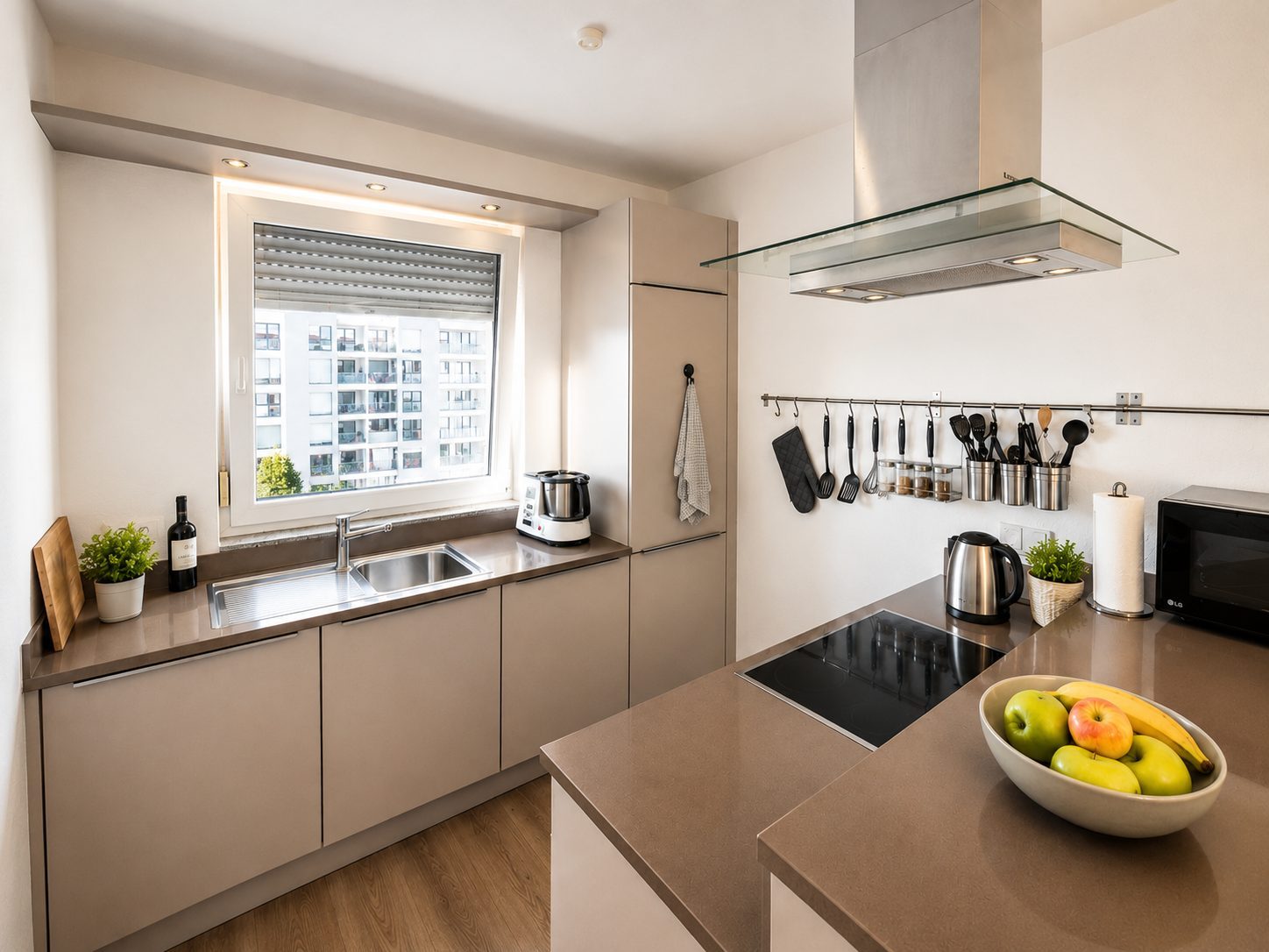 Moderne 2-Zimmer-Wohnung im begehrten Frankfurt-Europaviertel – Bild 3
