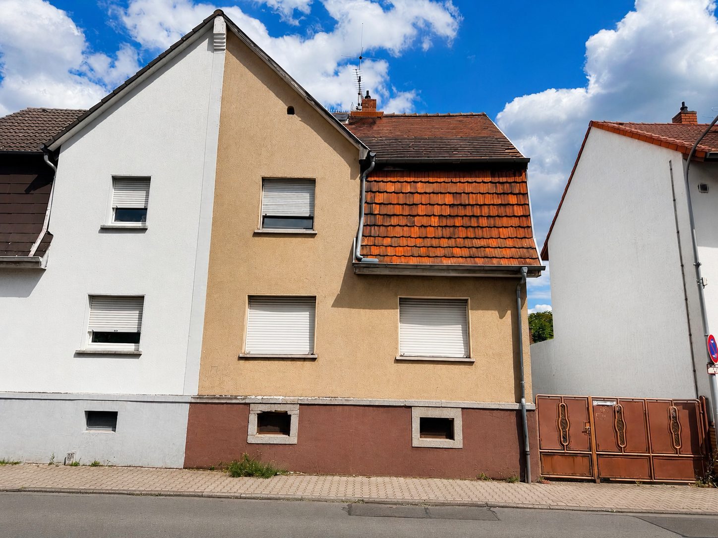Leerstehendes Zweifamilienhaus mit großem Grundstück, Anbau & Garage in Rödermark – Bild 2