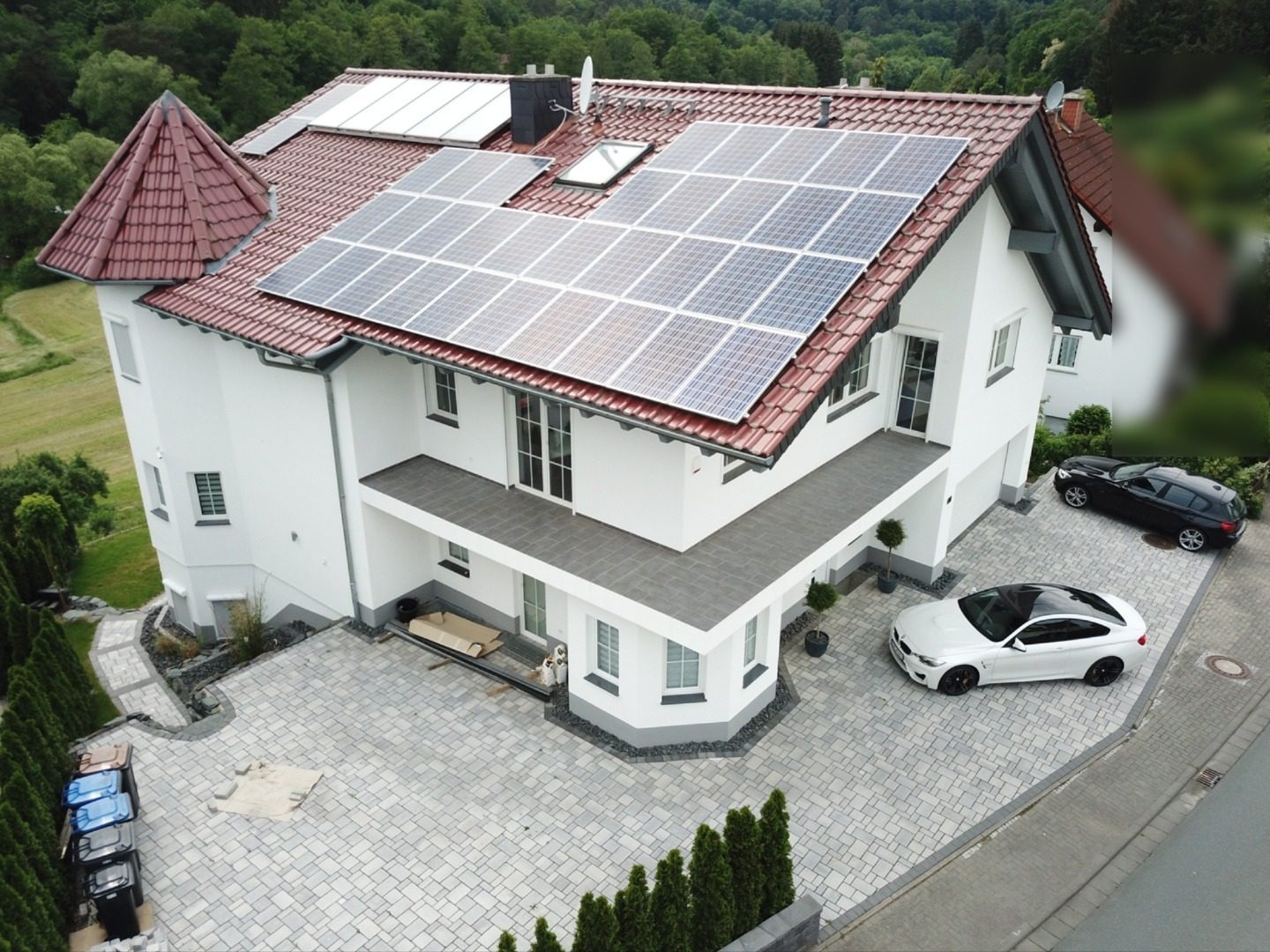 Freistehendes Einfamilienhaus mit 475 m², 12 Zimmern & Einliegerwohnung | Bj. 2015 | Schöffengrund – Bild 2