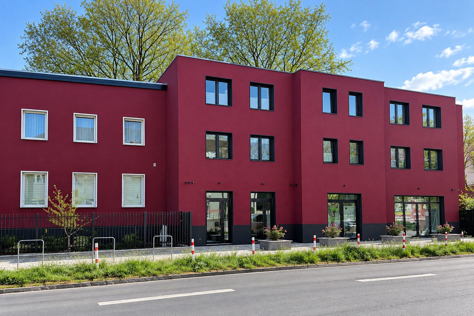 Außenansicht mit PKW-Stellplätzen