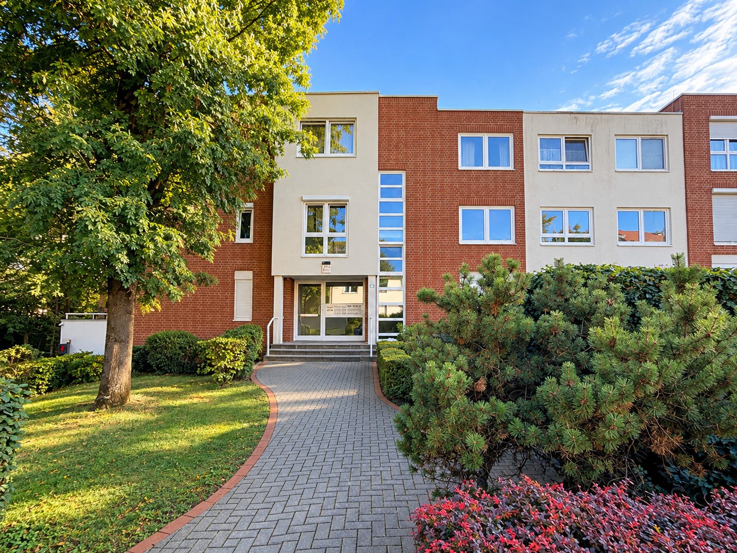 Außenansicht mit Balkon