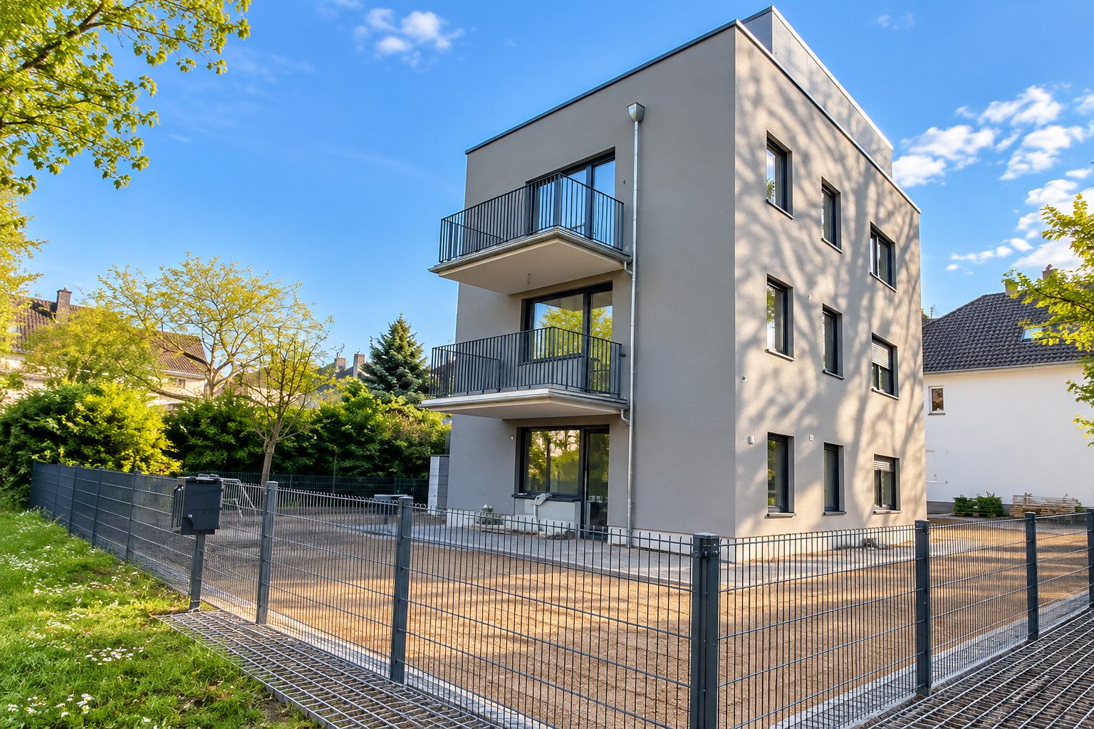 Neuwertige 2-Zimmer-OG-Wohnung mit Dachterrasse und EBK in Frankfurt-Unterliederbach