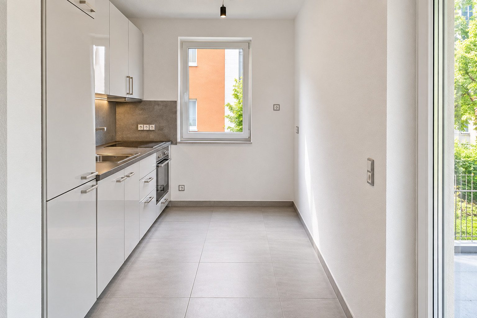 Neuwertige 2-Zimmer-OG-Wohnung mit Dachterrasse und EBK in Frankfurt-Unterliederbach – Bild 2