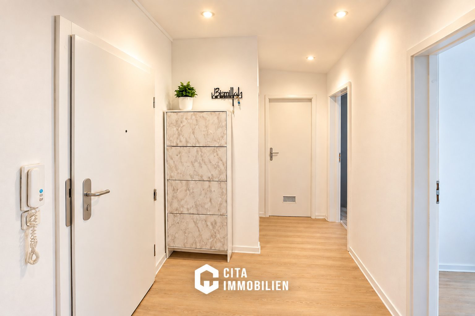 Vermietete 3-Zimmer-Wohnung mit Balkon, Aufzug & Garage in Frankfurt-Hausen – Bild 3